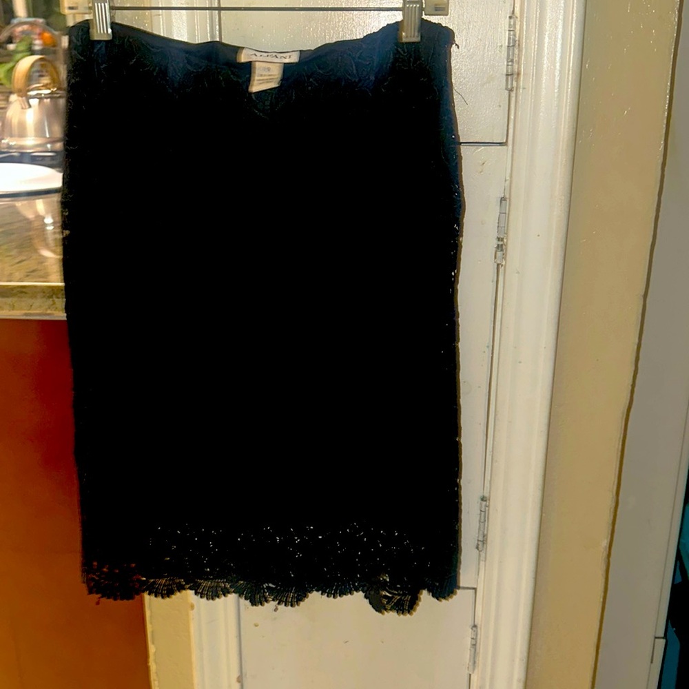 Size 8, pre-owned, in excellent condition with no tears or damage.